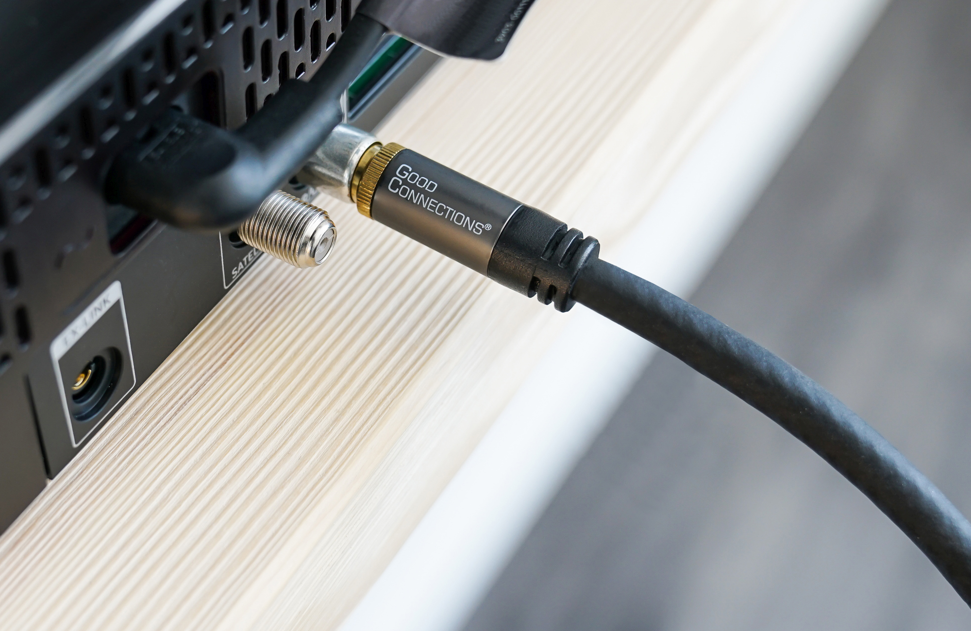 Antenna cable SmartFLEX, IEC/coax plug to socket, gold-plated, quad-shielded, shielding measure 120dB, black, 1m, Good Connections®