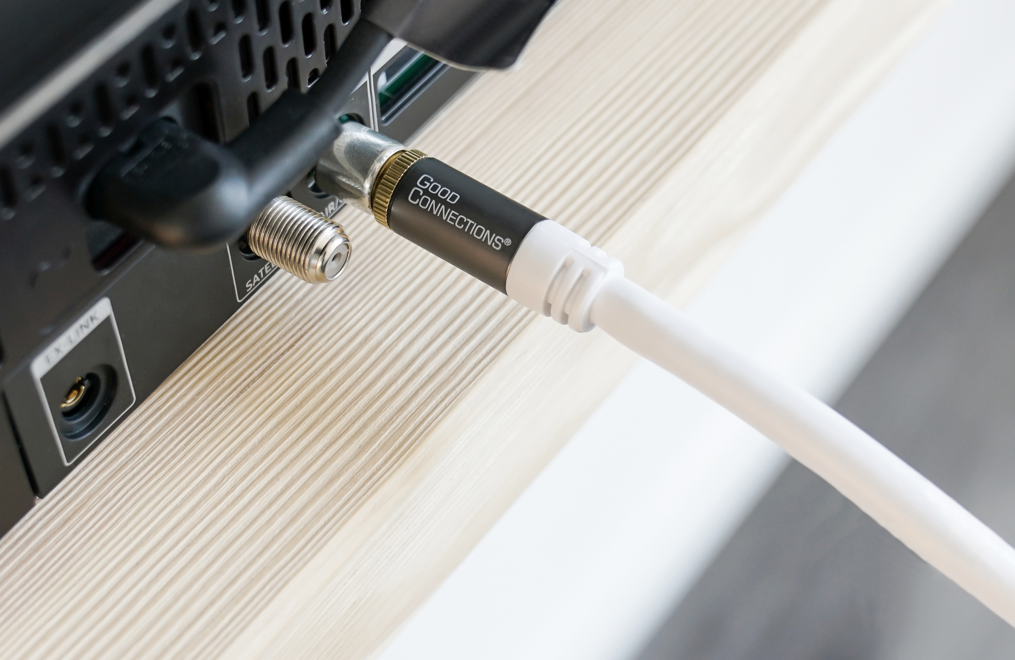 Antenna cable SmartFLEX, IEC/coax plug to socket, gold-plated, quad-shielded, shielding measure 120dB, white, 1,5m, Good Connections®