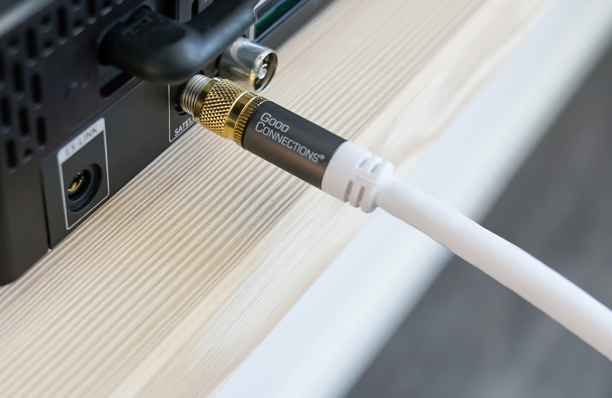 SAT antenna cable SmartFLEX, F-plug on both sides, gold-plated, fourfold shielded, shielding dimension 120dB, white, 1m, Good Connections®