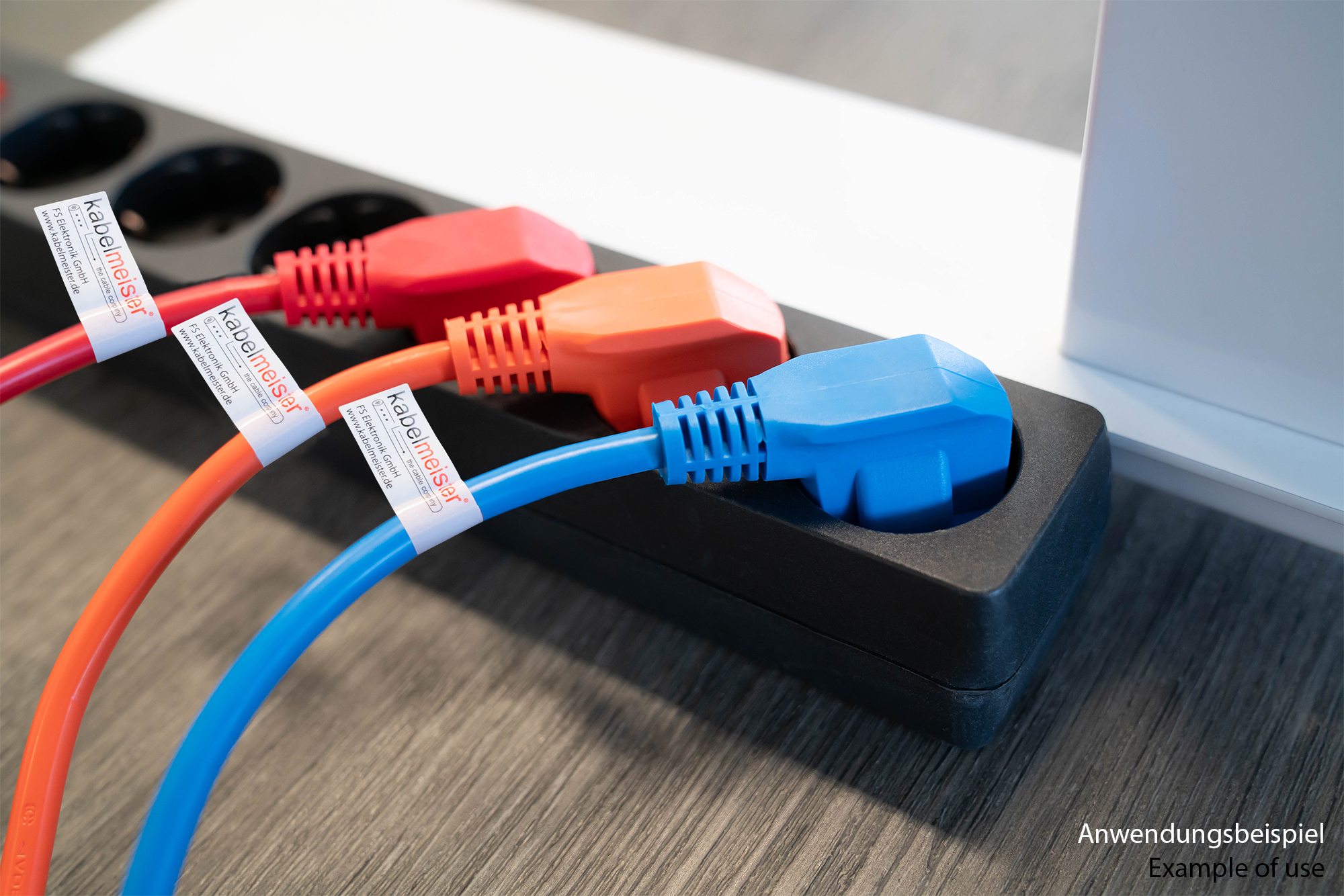 kabelmeister® Netzkabel Schutzkontakt-Stecker Typ E+F (90° gew.) an Kaltgeräte-Buchse C13, orange, 1,00mm², 3m