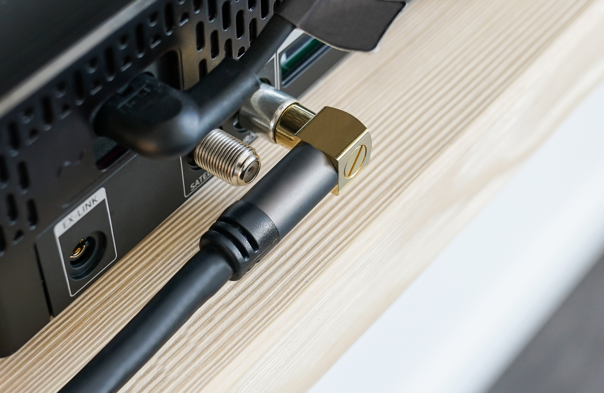 Antenna cable SmartFLEX, IEC/coax plug angled to socket, gold-plated, quad-shielded, shielding measure 120dB, black, 3m, Good Connections®