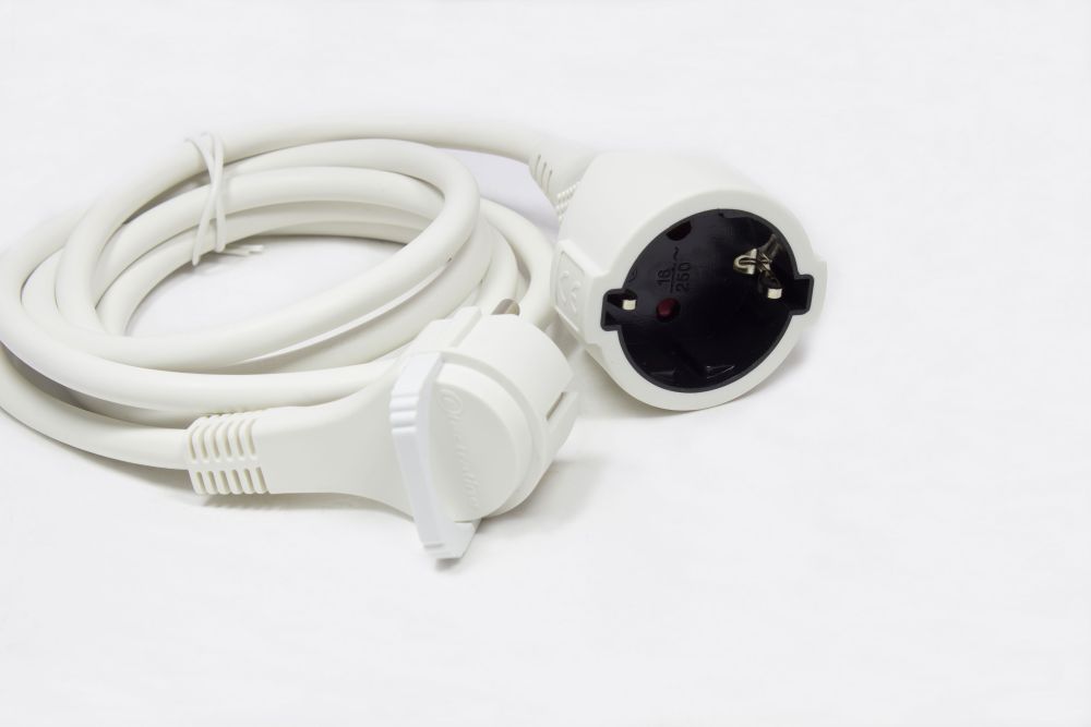 Verlängerung Schutzkontakt-Flachstecker Typ E+F (CEE 7/7, gewinkelt) an Buchse Typ F (CEE 7/3, gerade), weiß, 1,50 mm², 3 m, Good Connections®