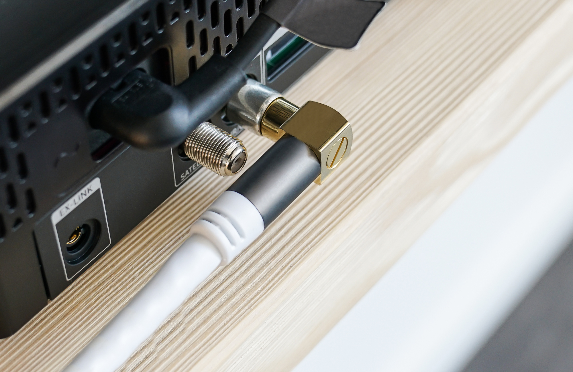 Antenna cable SmartFLEX, IEC/coax plug angled to socket, gold-plated, quad-shielded, shielding measure 120dB, white, 2m, Good Connections®