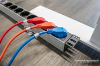 Vorschau: kabelmeister® Netzkabel Schutzkontakt-Stecker Typ E+F (90° gew.) an Kaltgeräte-Buchse C13, rot, 0,75mm², 1m Vorschau: kabelmeister® Netzkabel Schutzkontakt-Stecker Typ E+F (90° gew.) an Kaltgeräte-Buchse C13, rot, 0,75mm², 1m